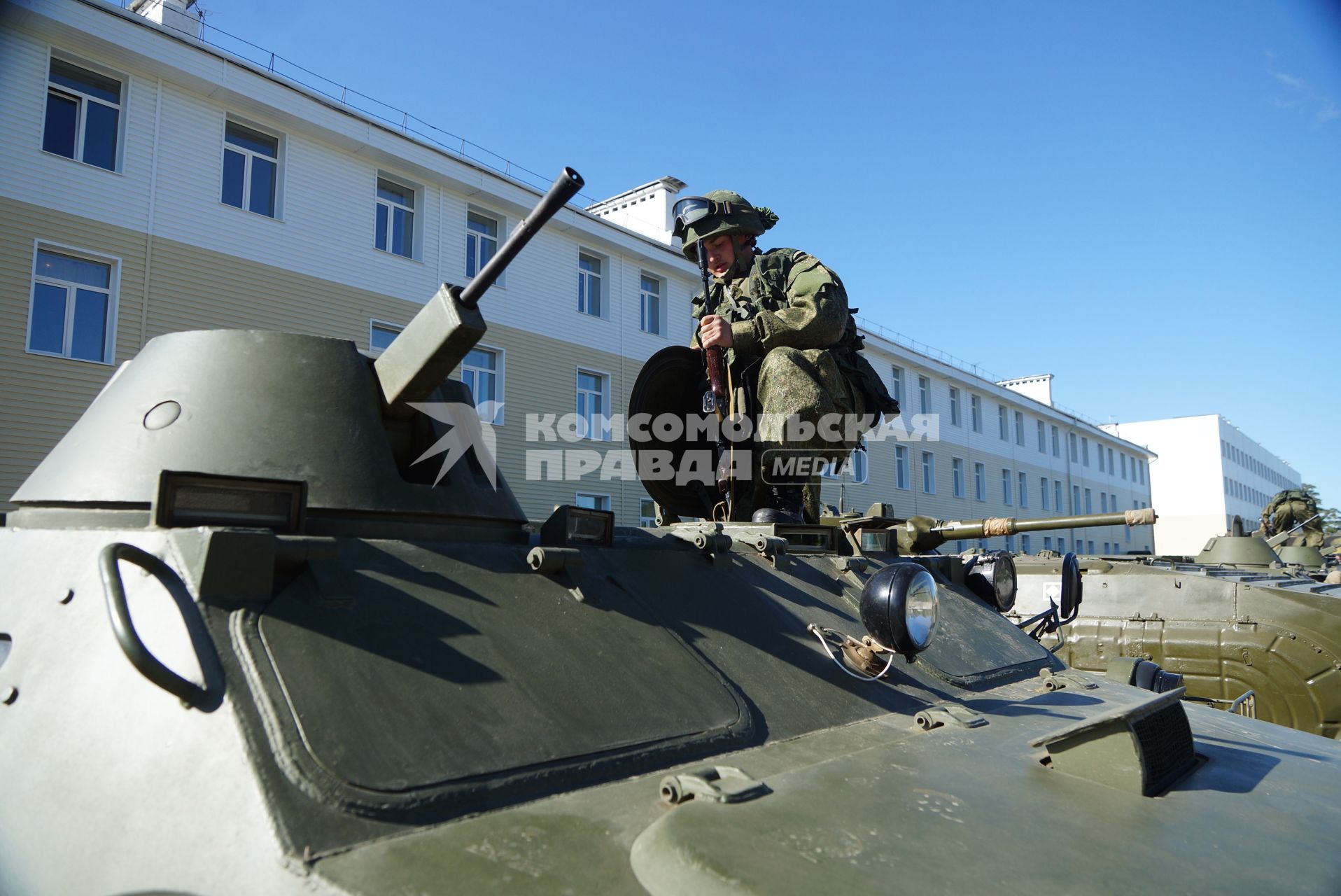 Военнослужащие разведывательного батальона мотострелковой бригады, во время смотра вооружения и обмундирования коммандным составом ЦВО. 32-й военный городок. Екатеринбург