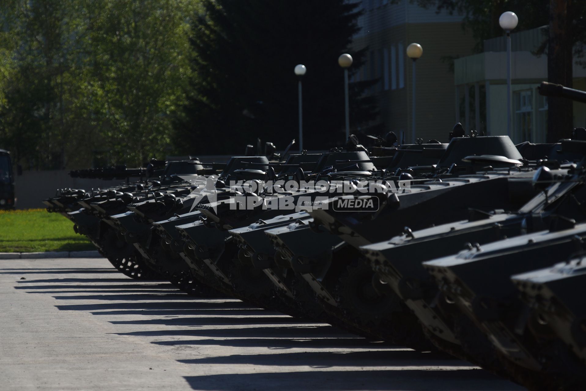 Военнослужащие разведывательного батальона мотострелковой бригады, во время смотра вооружения и обмундирования коммандным составом ЦВО. 32-й военный городок. Екатеринбург