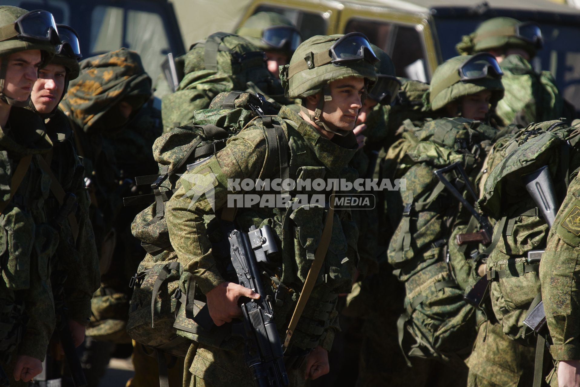 Военнослужащие разведывательного батальона мотострелковой бригады, во время смотра вооружения и обмундирования коммандным составом ЦВО. 32-й военный городок. Екатеринбург