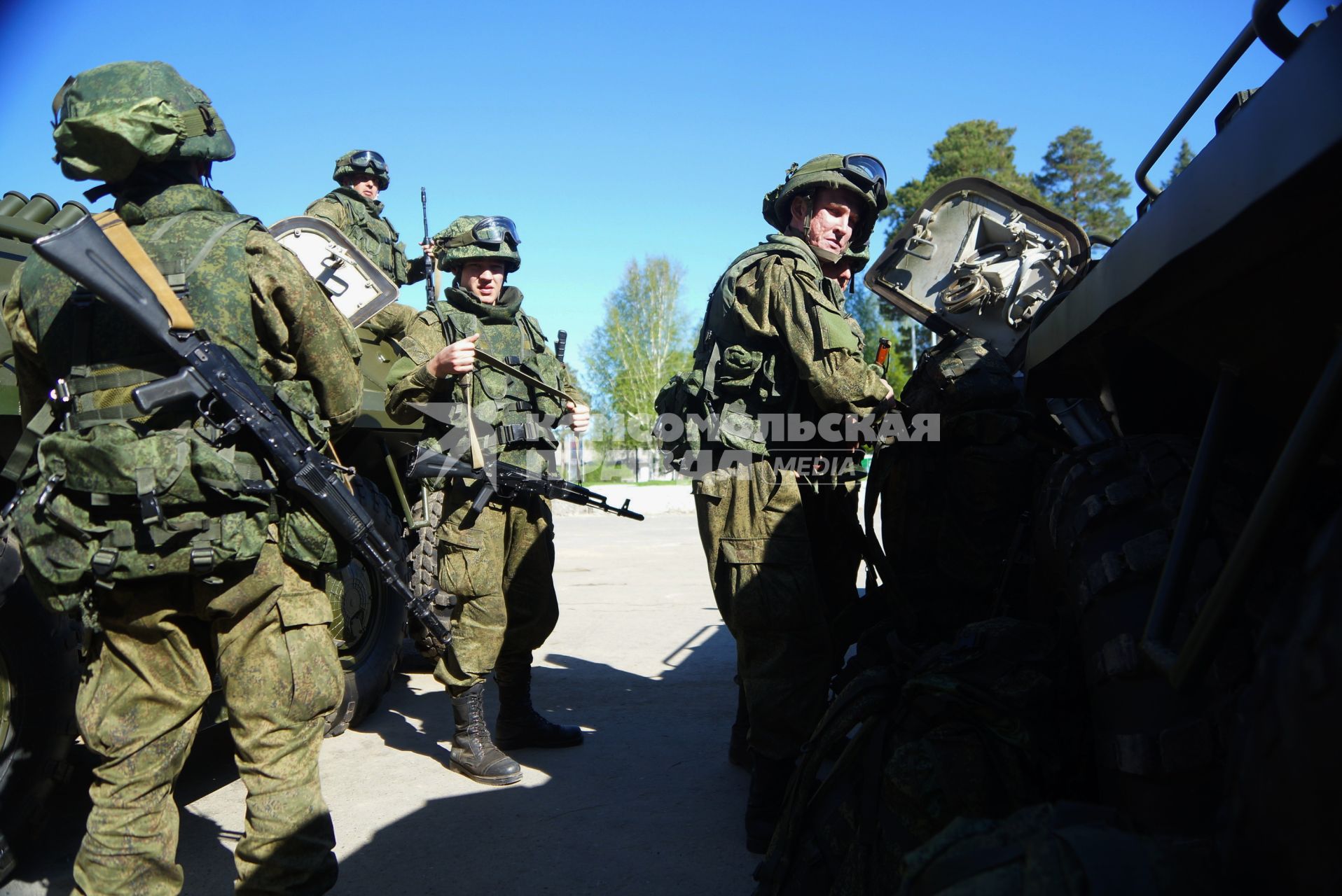 Военнослужащие разведывательного батальона мотострелковой бригады, во время смотра вооружения и обмундирования коммандным составом ЦВО. 32-й военный городок. Екатеринбург