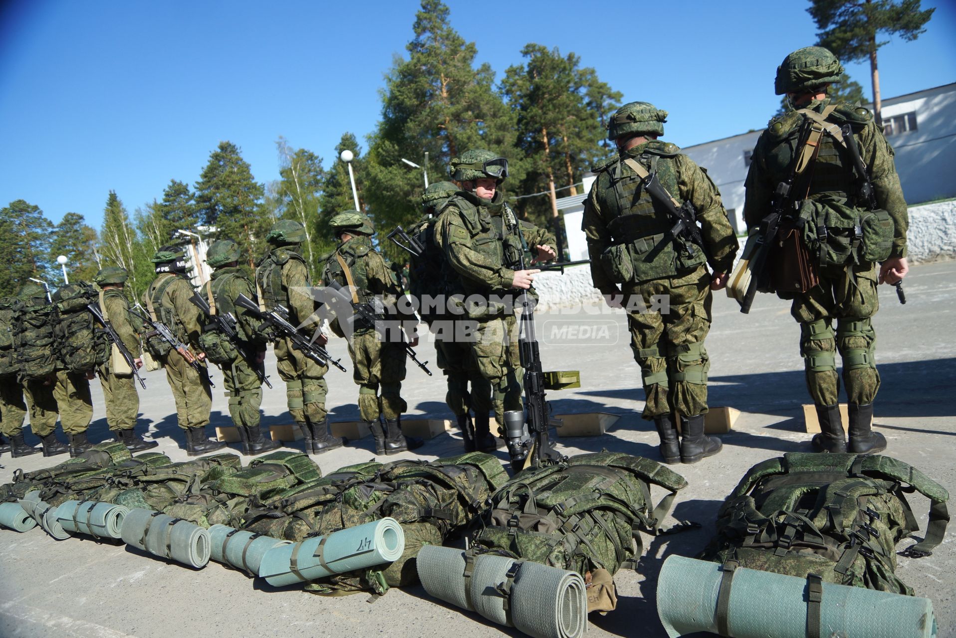 Военнослужащие разведывательного батальона мотострелковой бригады, во время смотра вооружения и обмундирования коммандным составом ЦВО. 32-й военный городок. Екатеринбург