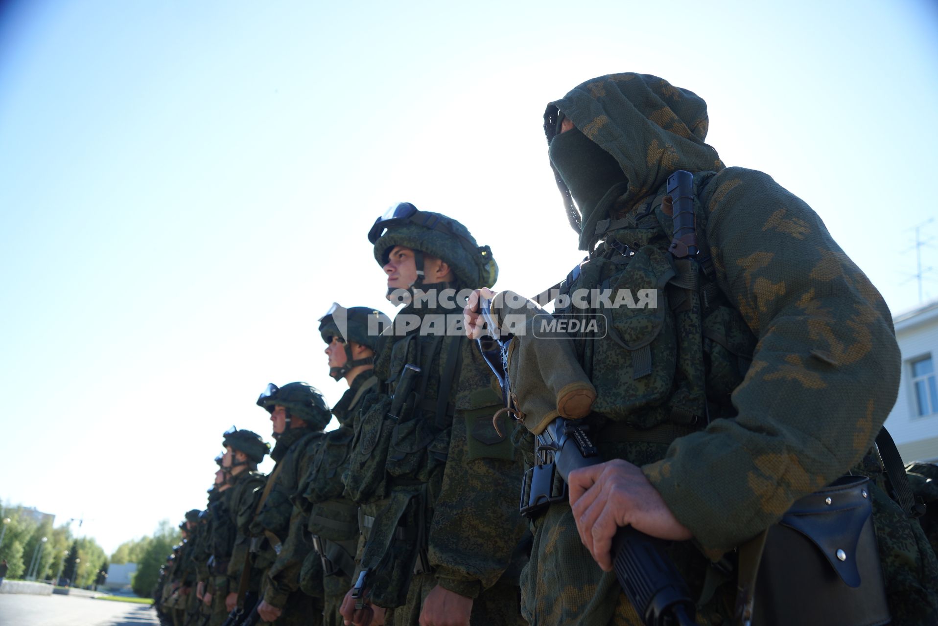 Военнослужащие разведывательного батальона мотострелковой бригады, во время смотра вооружения и обмундирования коммандным составом ЦВО. 32-й военный городок. Екатеринбург