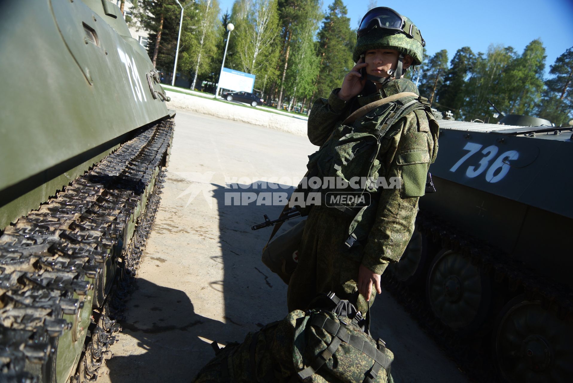 Военнослужащие разведывательного батальона мотострелковой бригады, во время смотра вооружения и обмундирования коммандным составом ЦВО. 32-й военный городок. Екатеринбург