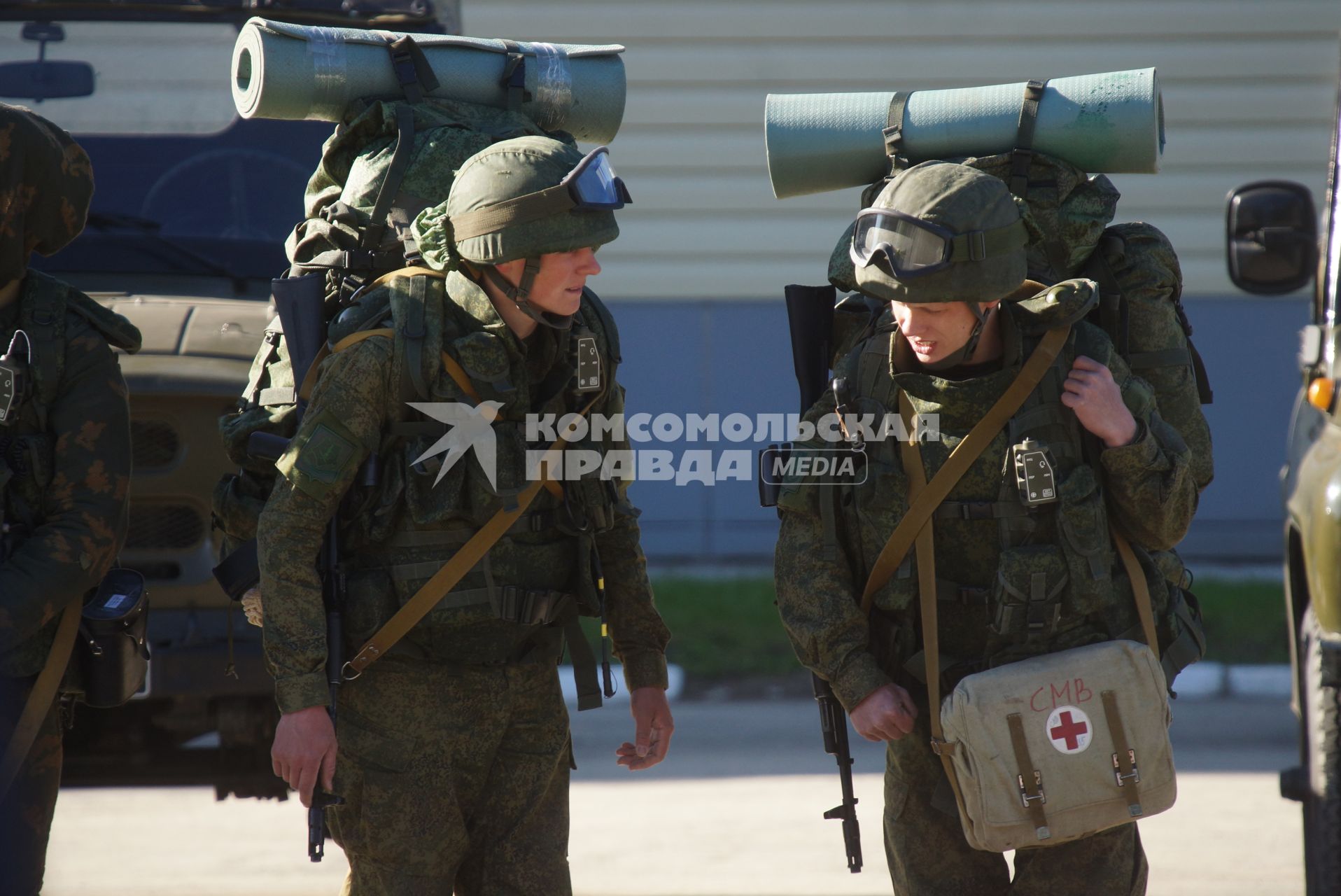 Военнослужащие разведывательного батальона мотострелковой бригады, во время смотра вооружения и обмундирования коммандным составом ЦВО. 32-й военный городок. Екатеринбург