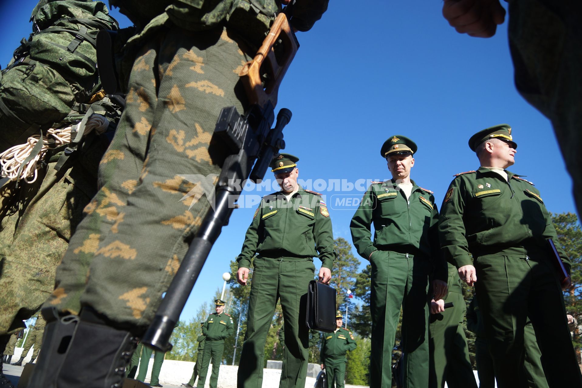 Военнослужащие разведывательного батальона мотострелковой бригады, во время смотра вооружения и обмундирования коммандным составом ЦВО. 32-й военный городок. Екатеринбург