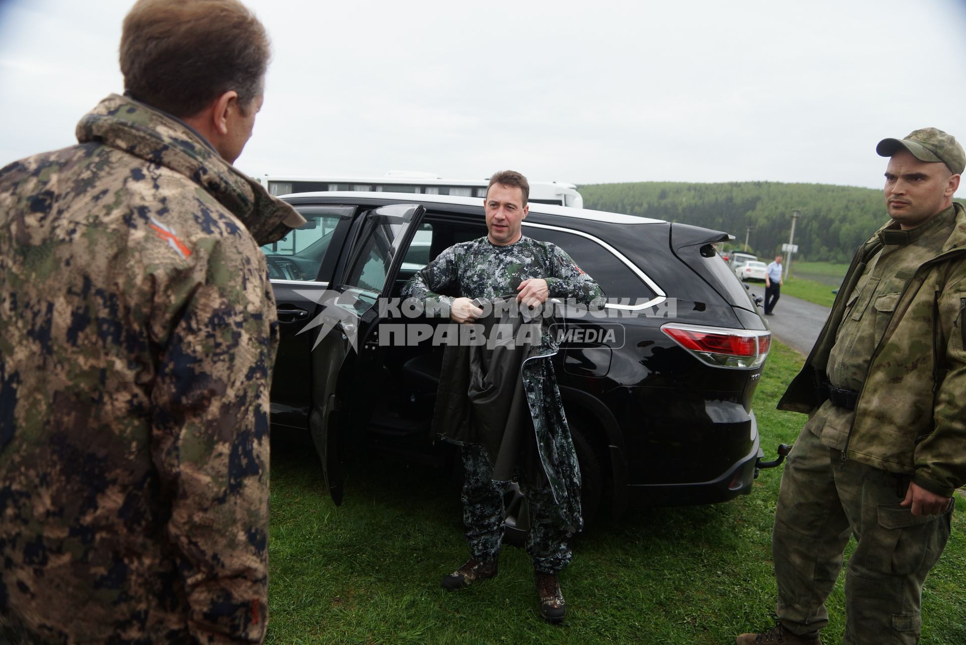 Полномочный представитель президента в УрФО Игорь Холманских (в центре) на Демидовской пристани на реке Чусовая, в деревне Усть-Утка. Свердловская область