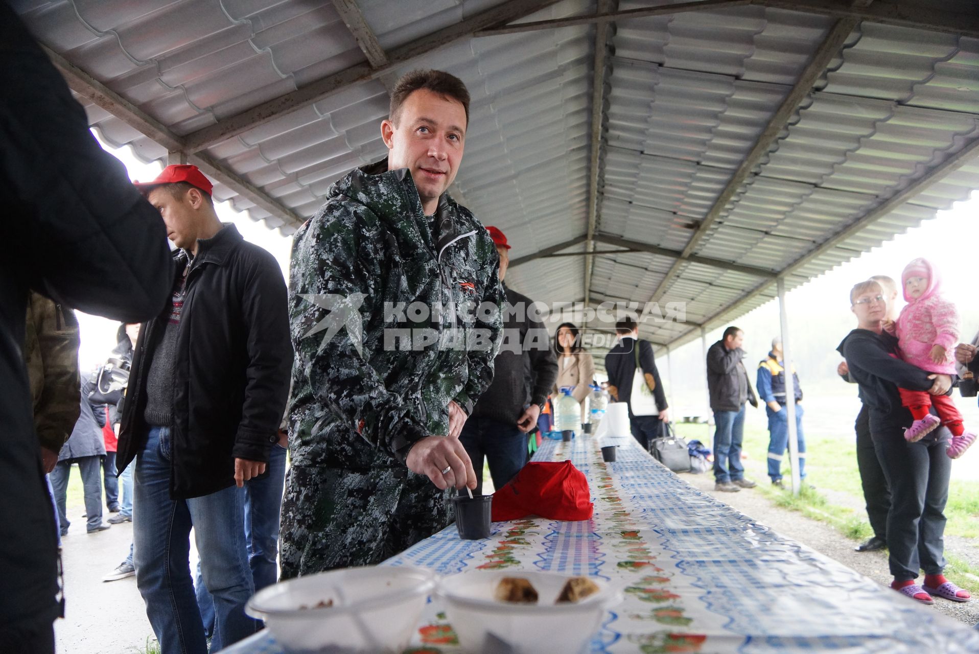 Полномочный представитель президента в УрФО Игорь Холманских (в центре) на Демидовской пристани на реке Чусовая, в деревне Усть-Утка. Свердловская область