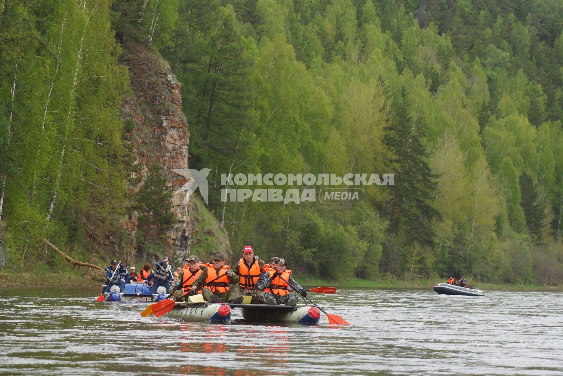 Полномочный представтель президента в УрФО Игорь Холманских (слева) и губернатор Свердловской области Евгений Куйвашев (справа) в спасательных жилетах на катамаране, во время сплава по реке Чусовая. Свердловская область