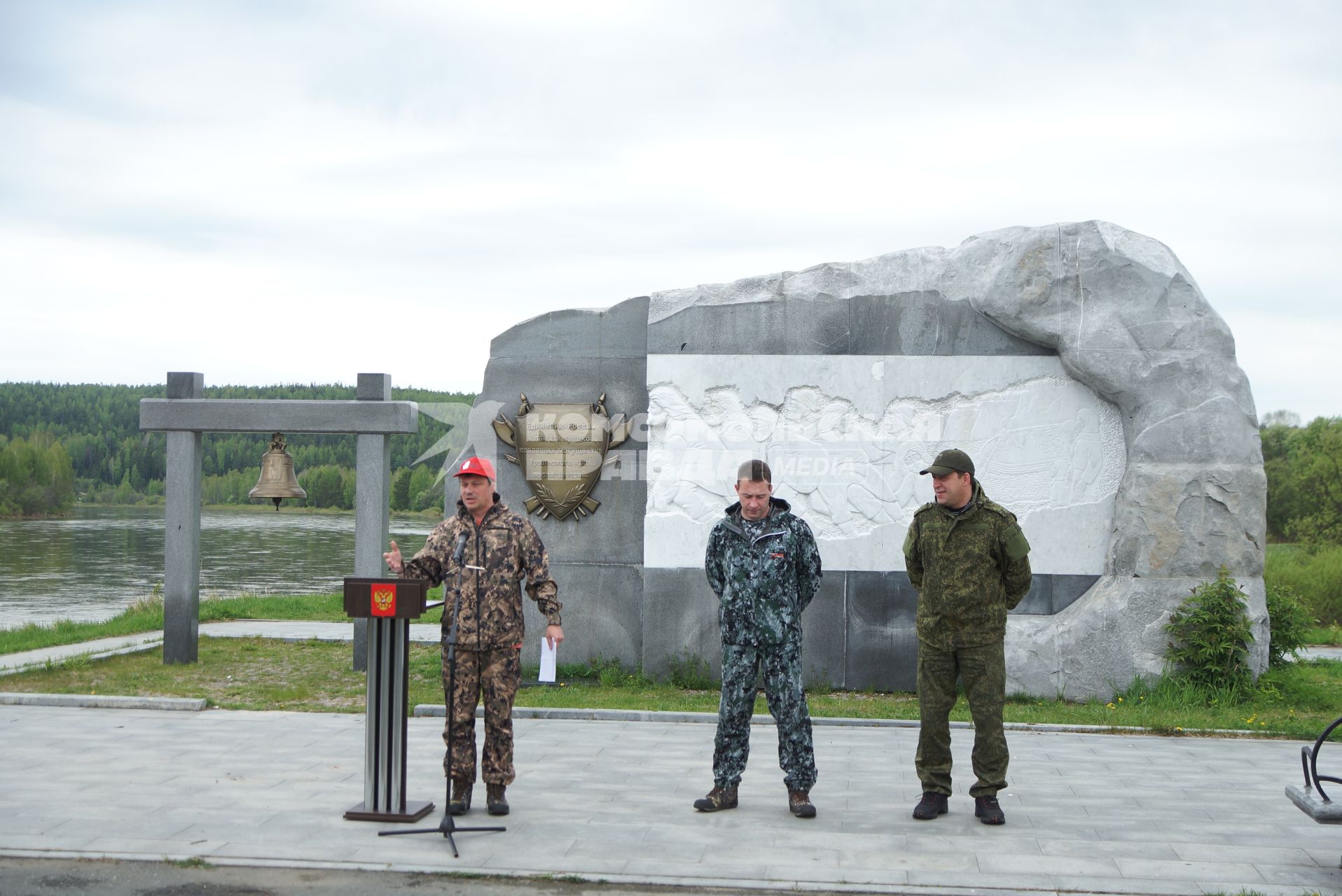 Полномочный представтель президента в УрФО Игорь Холманских (в центре) и губернатор Свердловской области Евгений Куйвашев (справа) на открытии сплава по реке Чусавая. Демидовская пристань в деревне Усть-Утка. Свердловская область