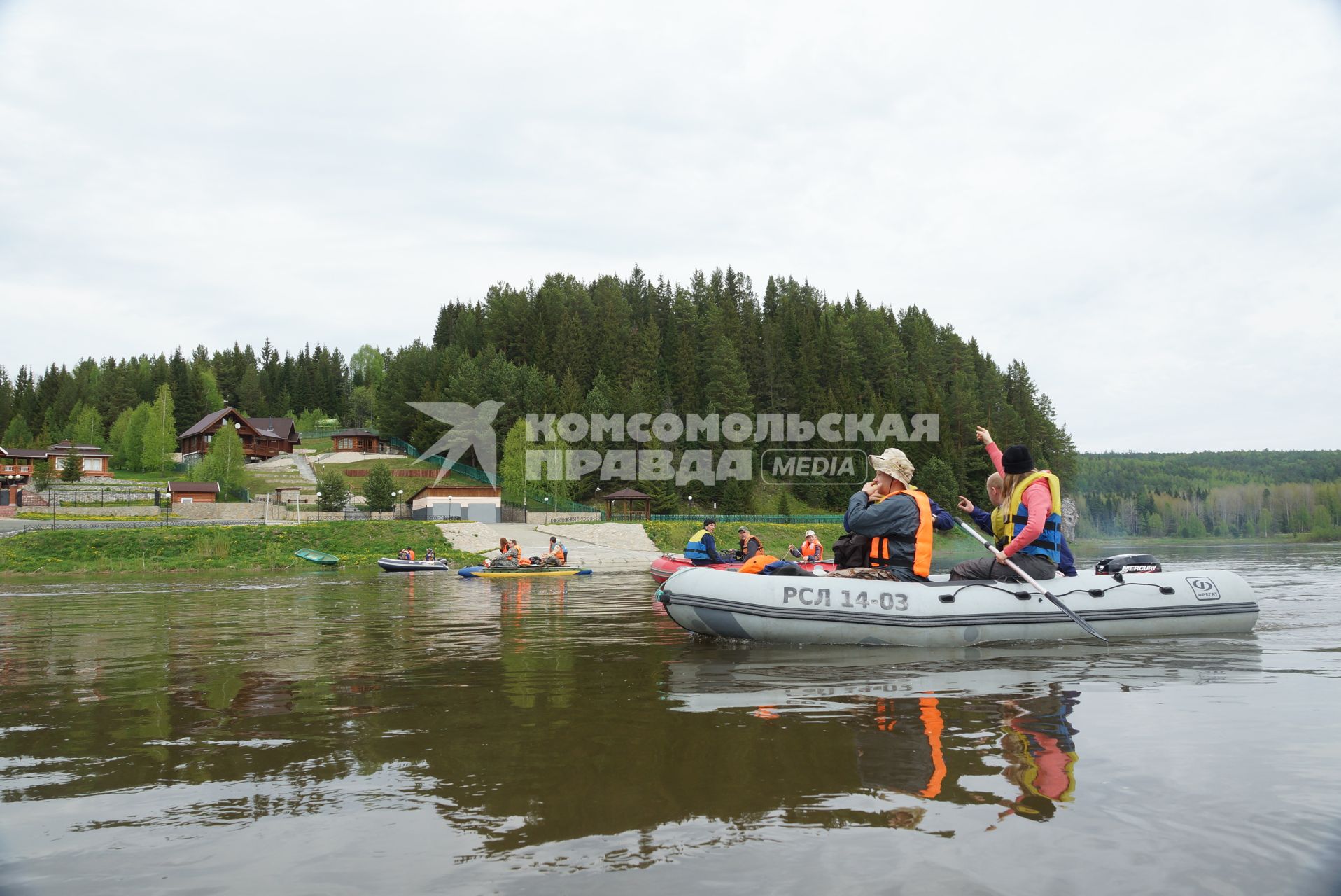 Люди в спасательных жилетах на надувных лодках, во время сплава по реке Чусовая. Свердловская область