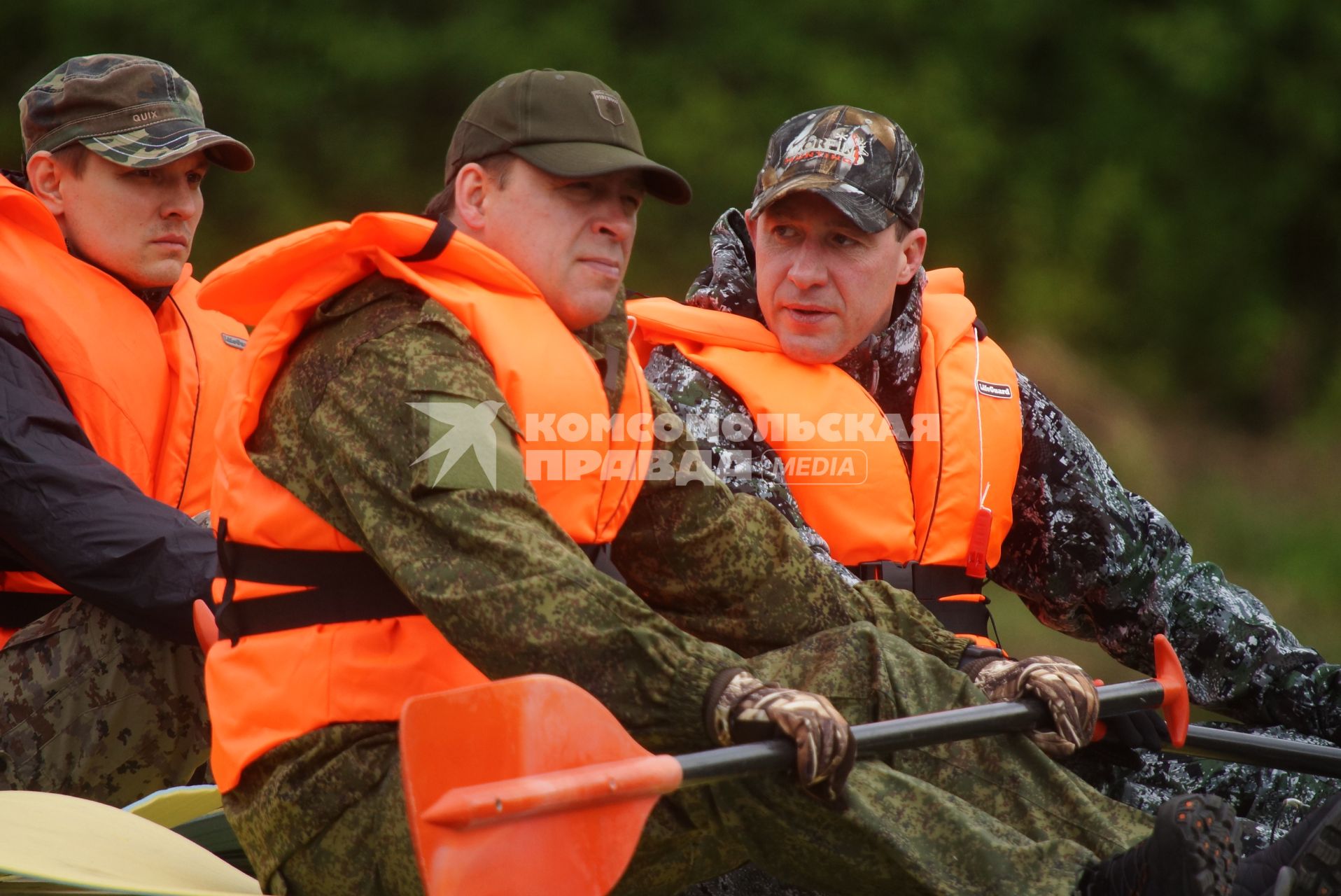 Полномочный представтель президента в УрФО Игорь Холманских (слева) и губернатор Свердловской области Евгений Куйвашев (справа) в спасательных жилетах на катамаране, во время сплава по реке Чусовая. Свердловская область