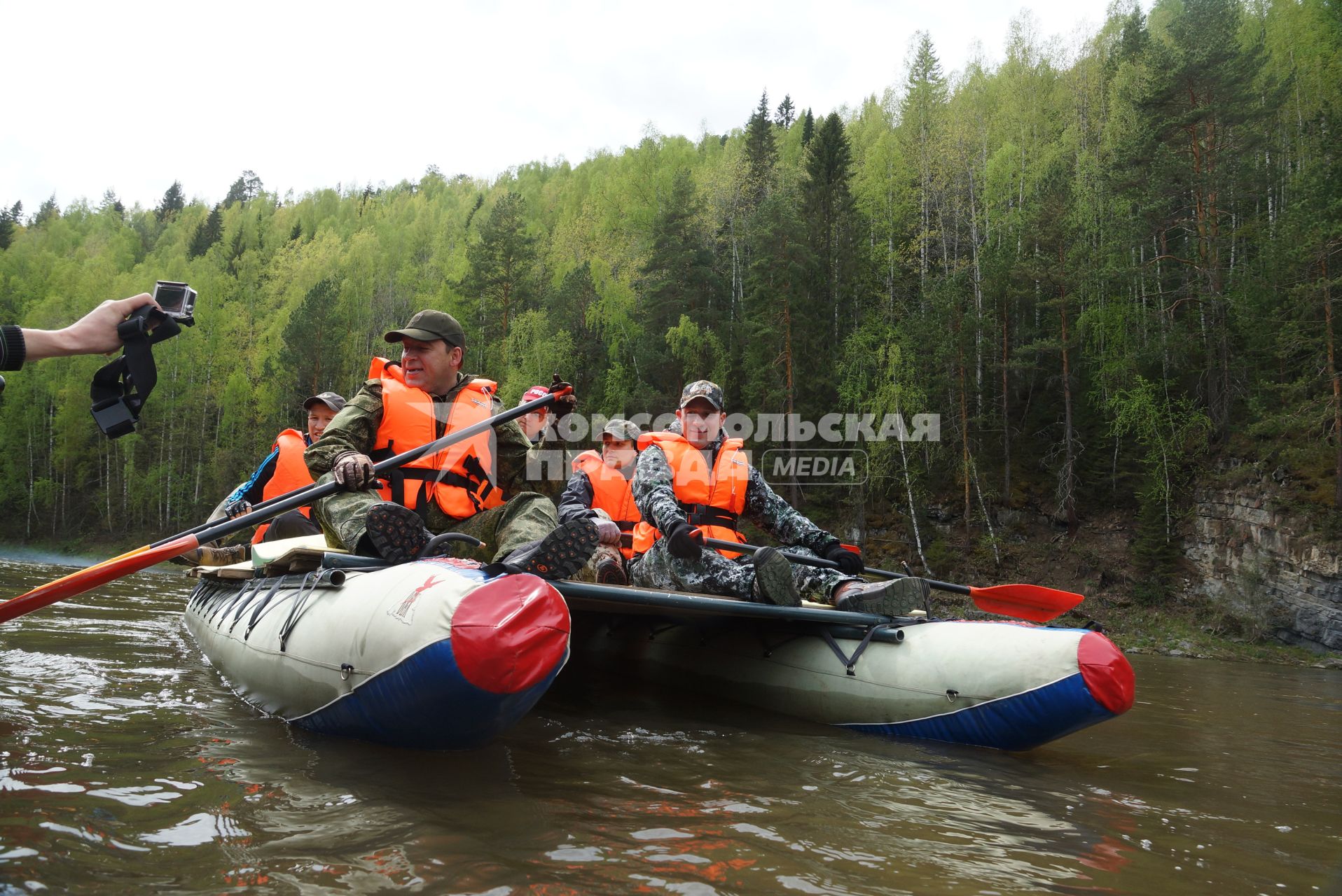 Полномочный представтель президента в УрФО Игорь Холманских (слева) и губернатор Свердловской области Евгений Куйвашев (справа) в спасательных жилетах на катамаране, во время сплава по реке Чусовая. Демидовская пристань в деревне Усть-Утка. Свердловская область