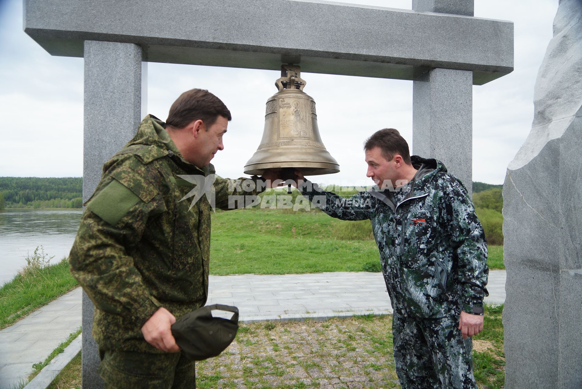 Полномочный представтель президента в УрФО Игорь Холманских (справа) и губернатор Свердловской области Евгений Куйвашев (слева) на открытии сплава по реке Чусовая. Демидовская пристань в деревне Усть-Утка. Свердловская область