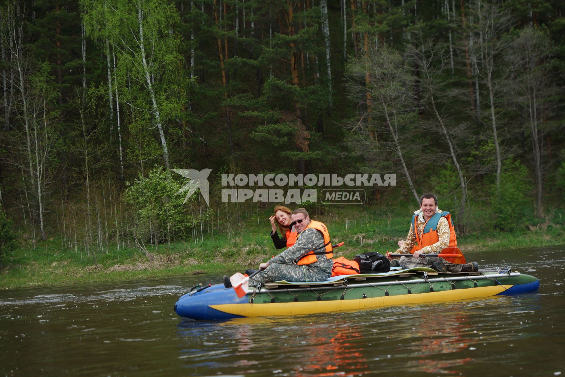 Люди в спасательных жилетах на катамаране во время сплава по реке Чусовая. Свердловская область