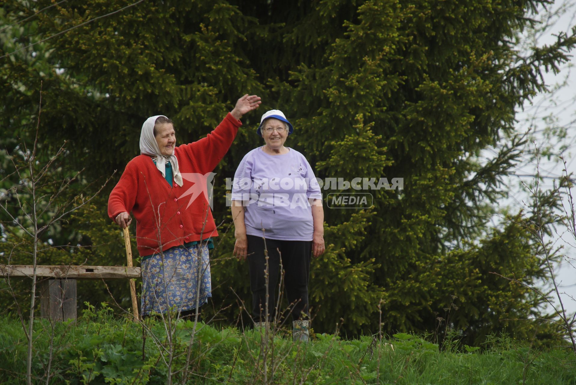 Бабушки из деревни Харенки приветствуют людей. сплаляющихся по реке Чусовая. Свердловская область