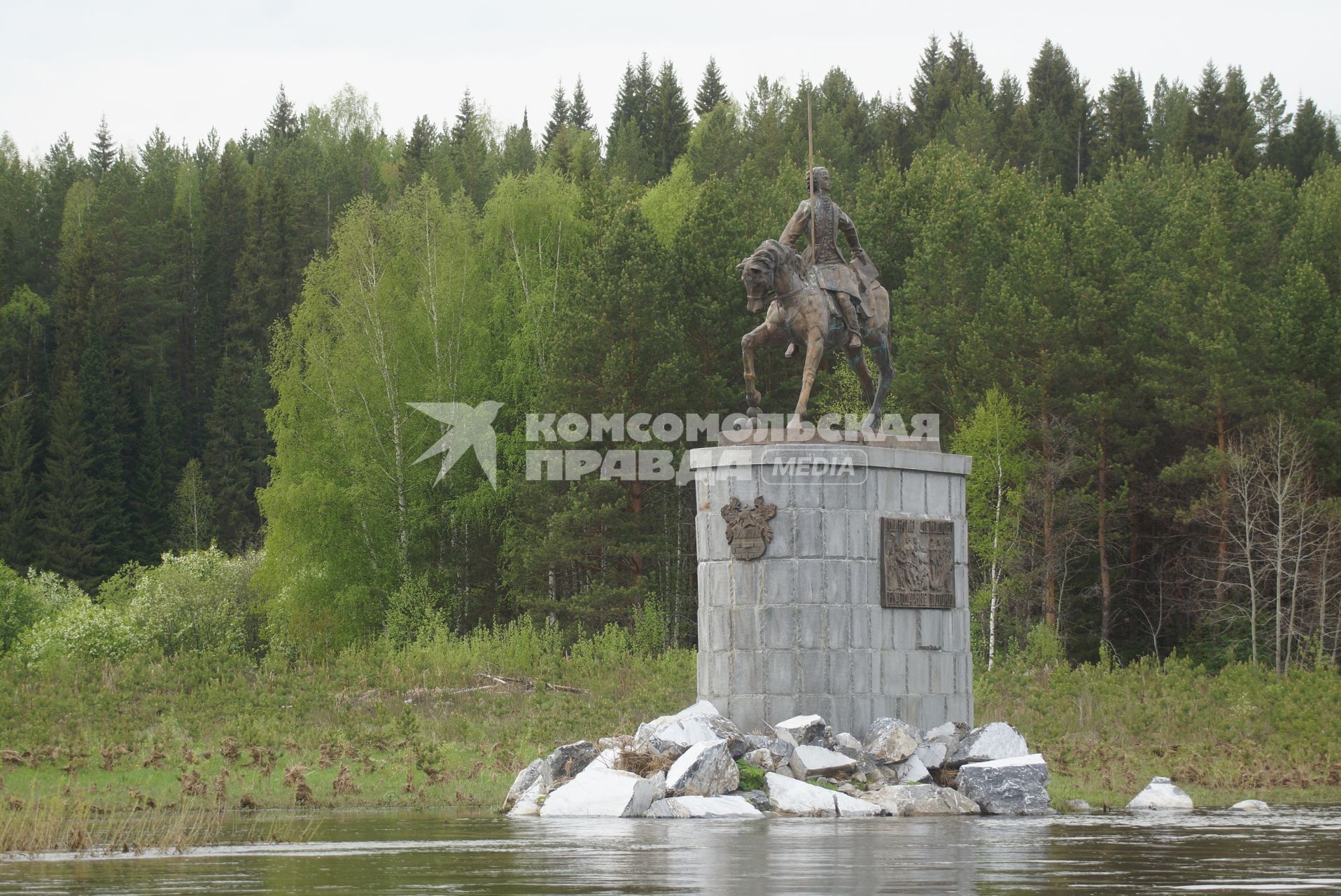 Памятник Акинфию Демидову у деревни Харёнки, на берегу реки Чусовая. Свердловская область