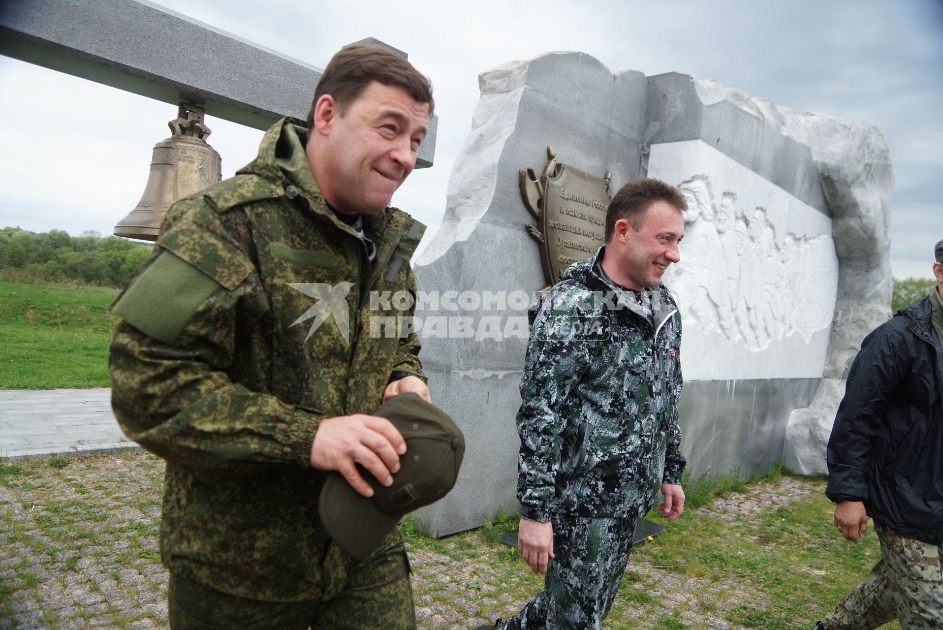 Полномочный представтель президента в УрФО Игорь Холманских (справа) и губернатор Свердловской области Евгений Куйвашев (слева) на открытии сплава по реке Чусовая. Демидовская пристань в деревне Усть-Утка. Свердловская область