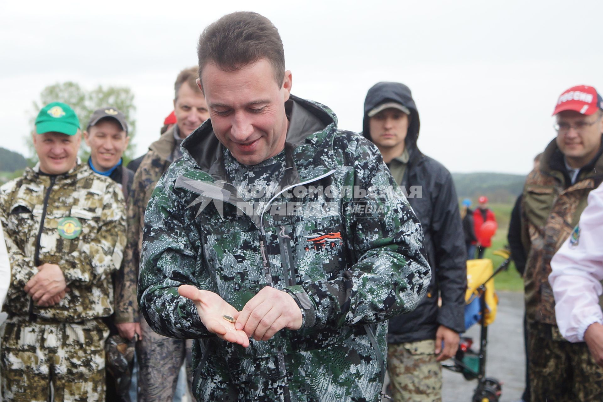 Полномочный представитель президента в УрФО Игорь Холманских (в центре) чеканит кувалдой памятную монетку на Демидовской пристани на реке Чусовая, в деревне Усть-Утка. Свердловская область