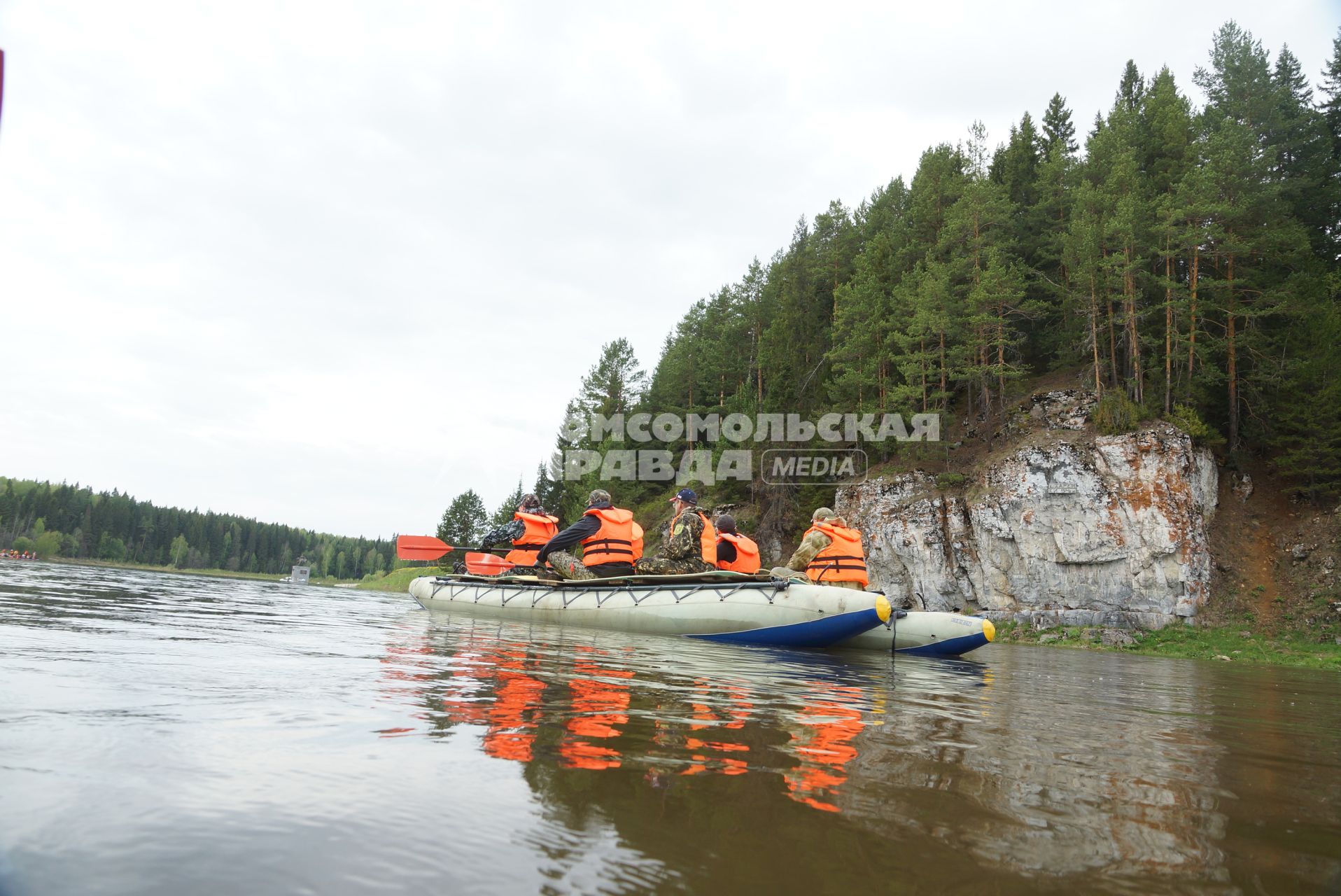 Люди в спасательных жилетах на катамаране во время сплава по реке Чусовая. Свердловская область