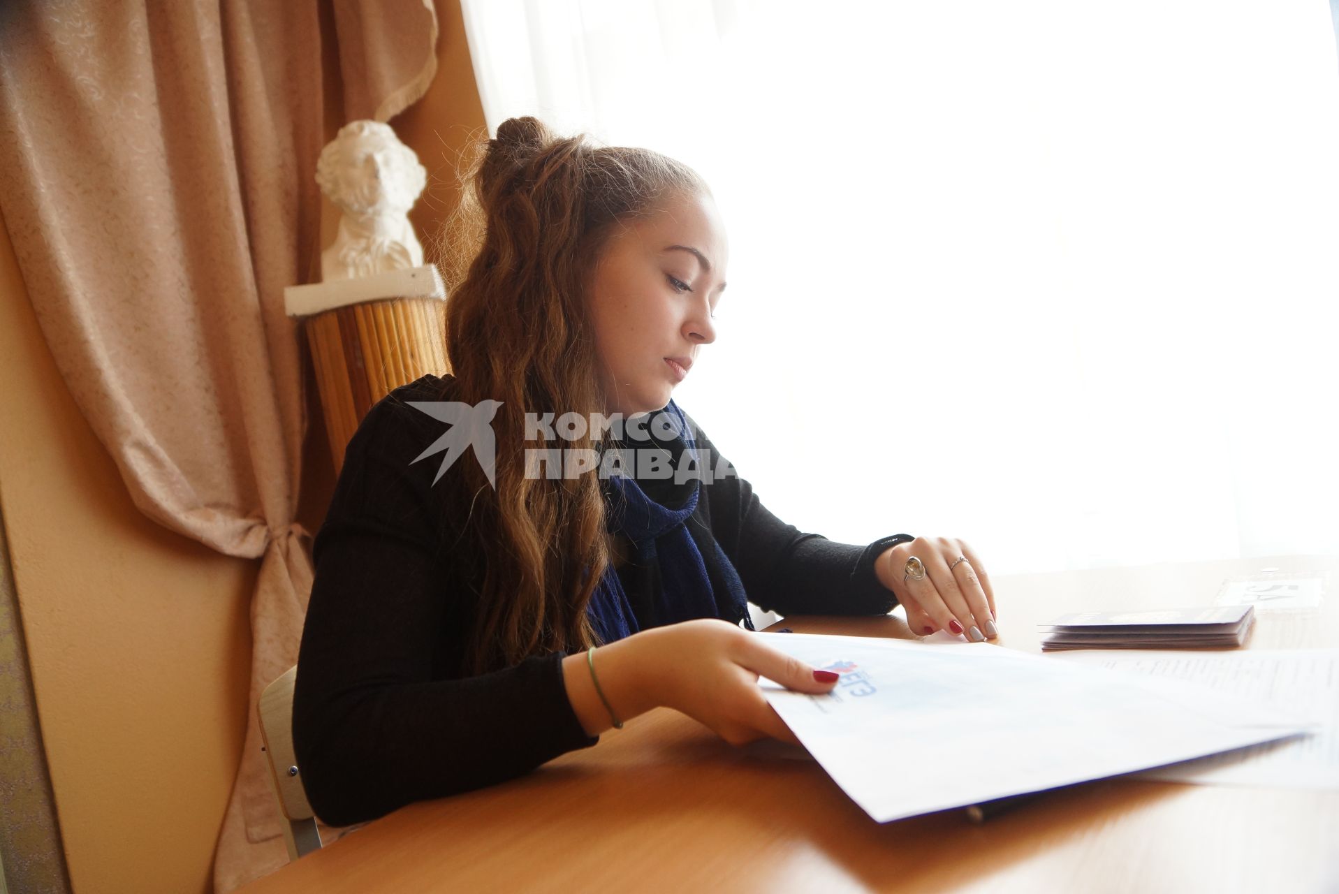 Девушка учащаяся 11-го класса во время сдачи ЕГЭ. Школа №208. Екатеринбург