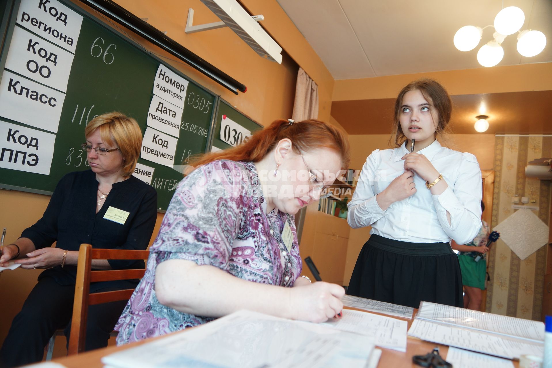 Учитель проверяет паспорт у школьницы, пришедшей на сдачу ЕГЭ. Школа №208. Екатеринбург