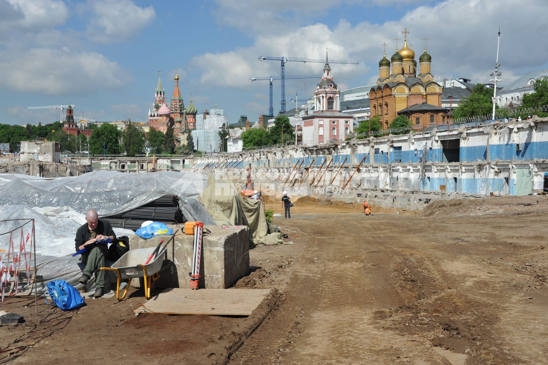 Ход работ по созданию парка `Зарядье` в Москве.