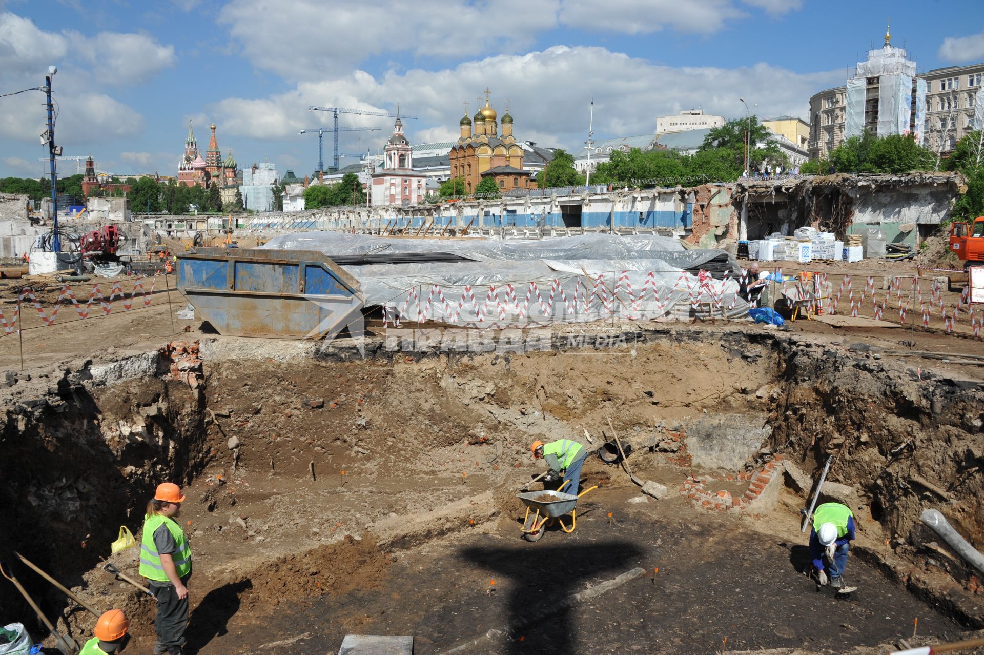 Ход работ по созданию парка `Зарядье` в Москве.