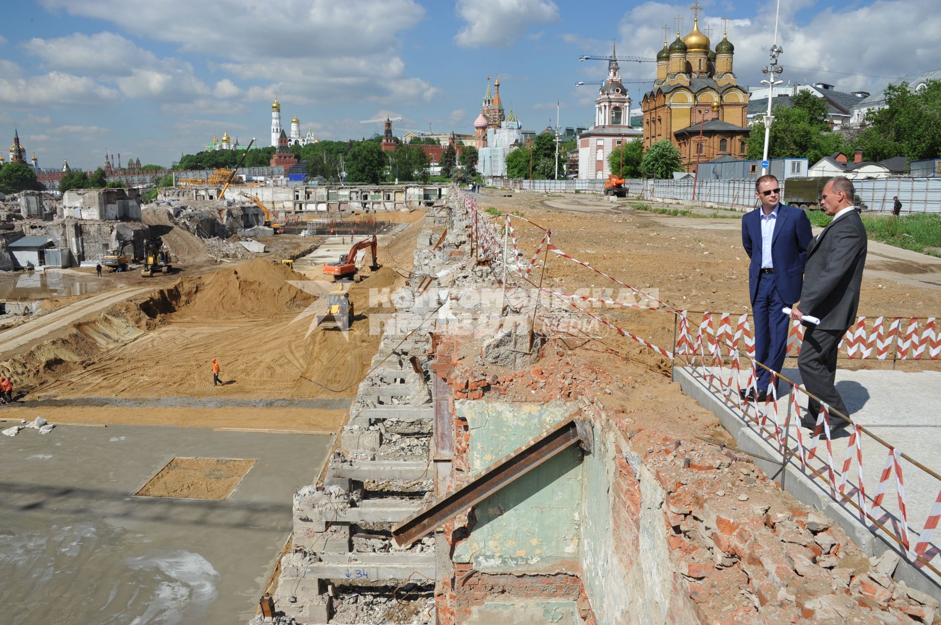 Ход работ по созданию парка `Зарядье` в Москве.