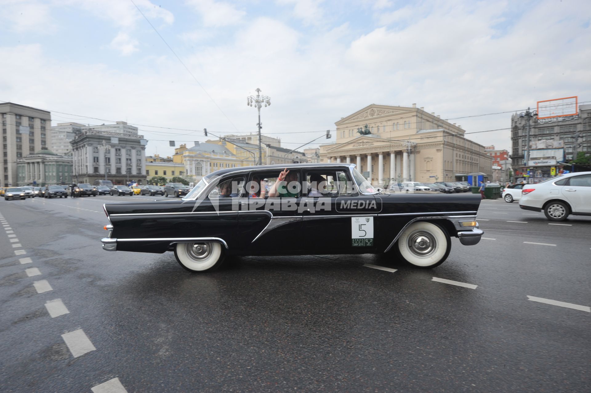 Ралли ретро-авто  на Театральной площади в Москве.