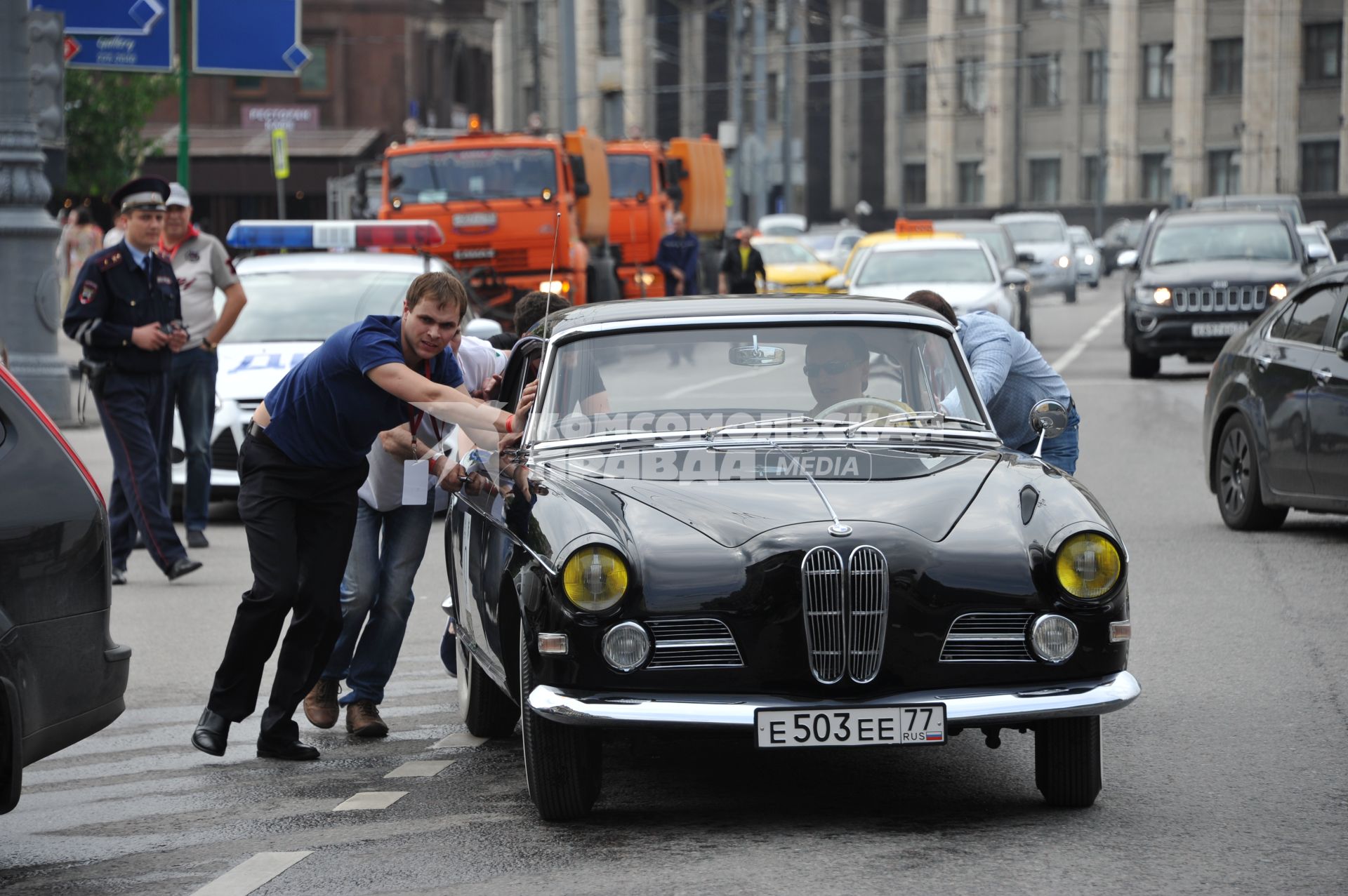 Автомобиль BMW 503 во время ралли ретро-авто в Москве.