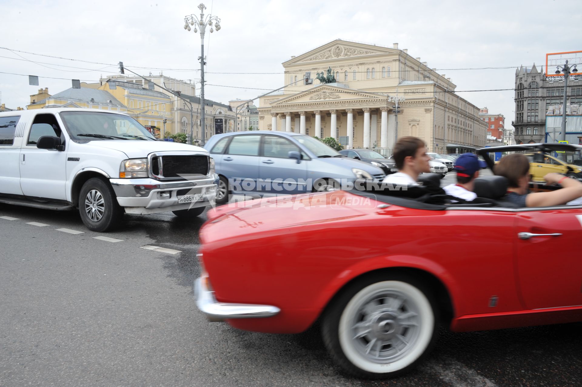 Ралли ретро-авто на Театральной площади в Москве.