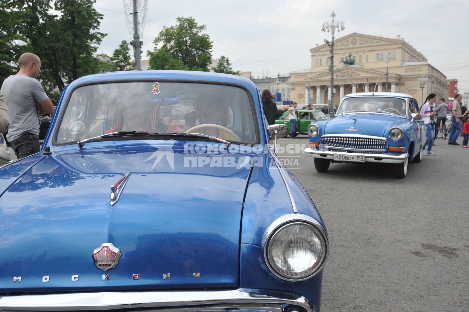 Москвич М-407 (слева) и  ГАЗ Волга-21 (справа) во время ралли ретро-авто на Театральной площади в Москве.