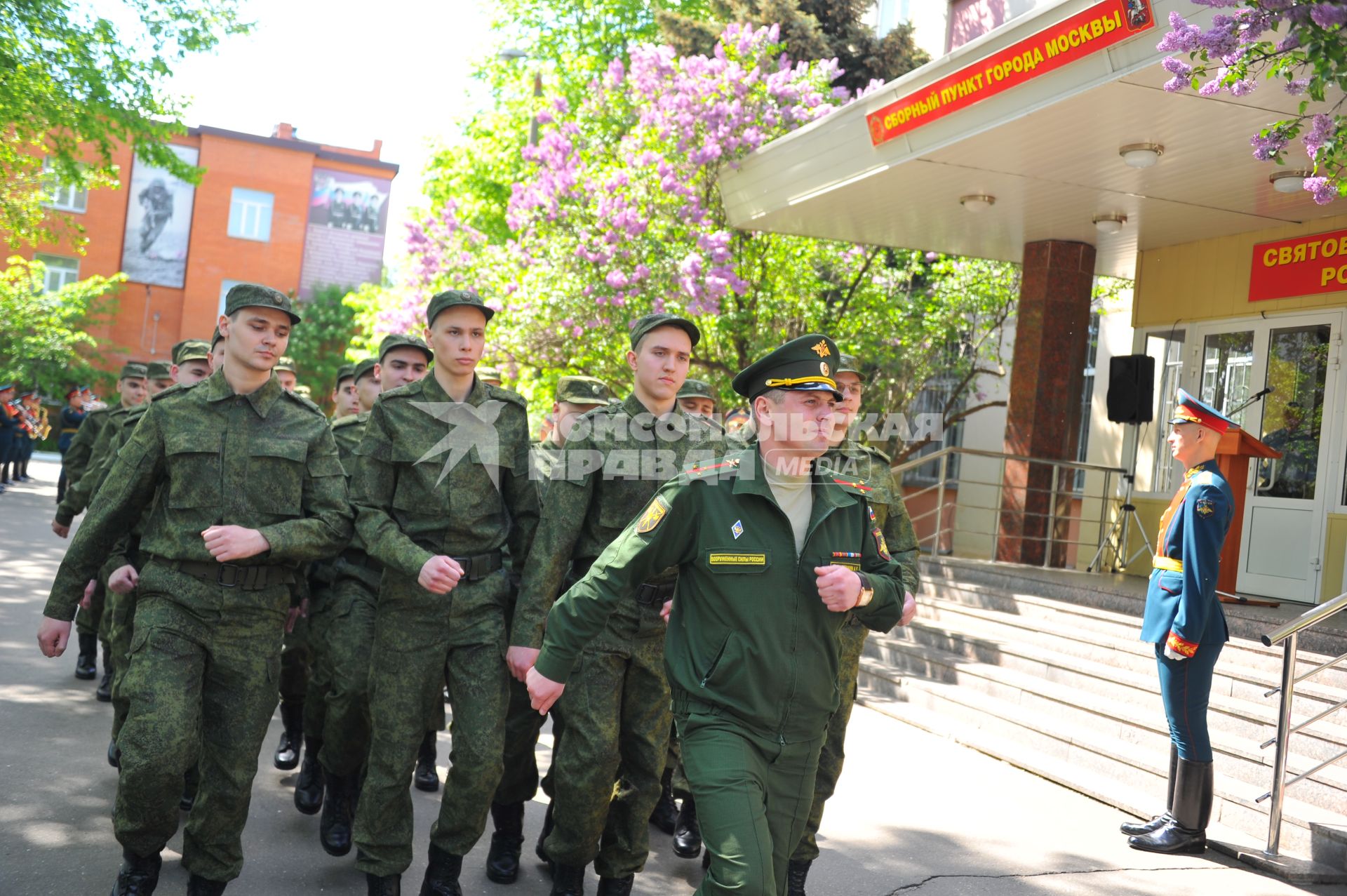 Весенний  призыв в армию. Сборный призывной пункт военного комиссариата г. Москвы.