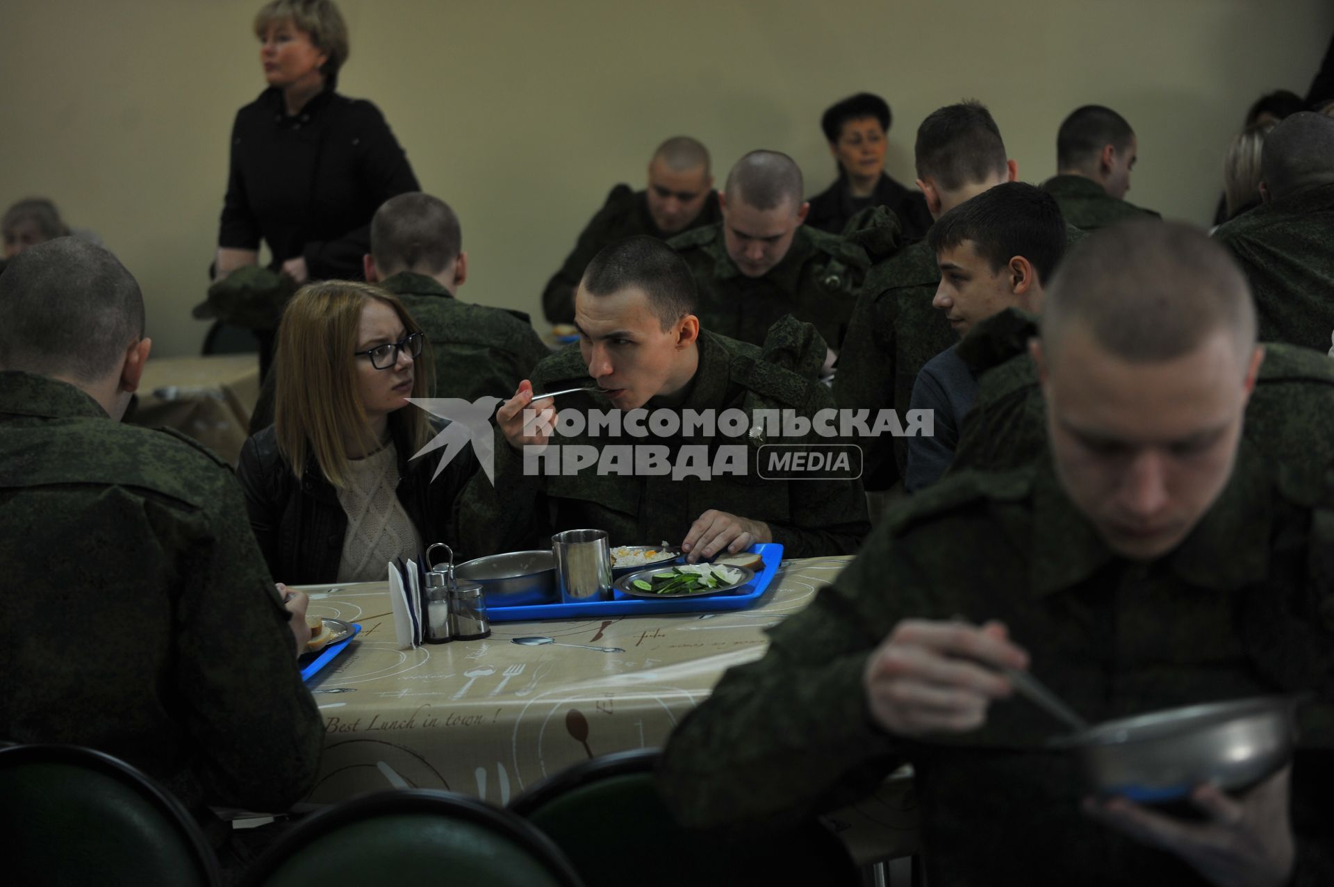 Весенний  призыв в армию. Сборный призывной пункт военного комиссариата г. Москвы.