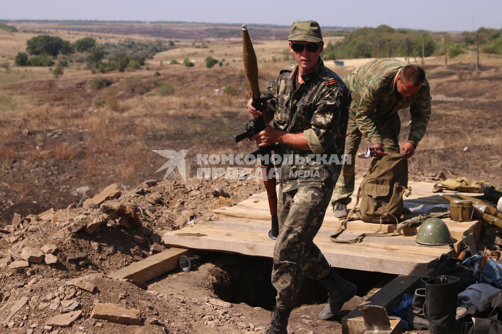 Украина. Донецкая область. `Иловайский котел`. Ополченцы ДНР батальона `Оплот` контролируют территорию.