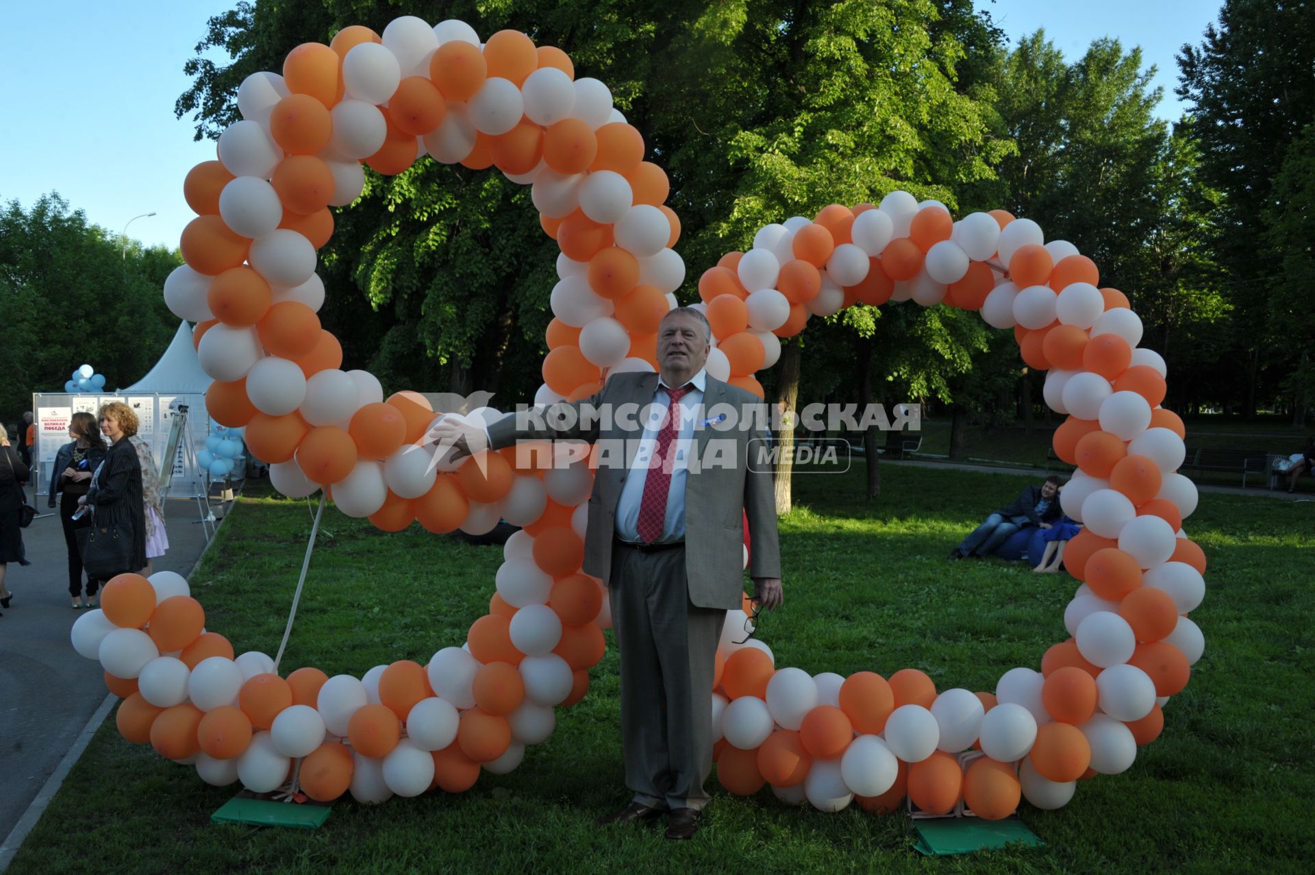 Москва.  Лидер ЛДПР Владимир Жириновский  во время празднования 90-летнего юбилея газеты `Комсомольская правда` в  парке `Красная Пресня`.