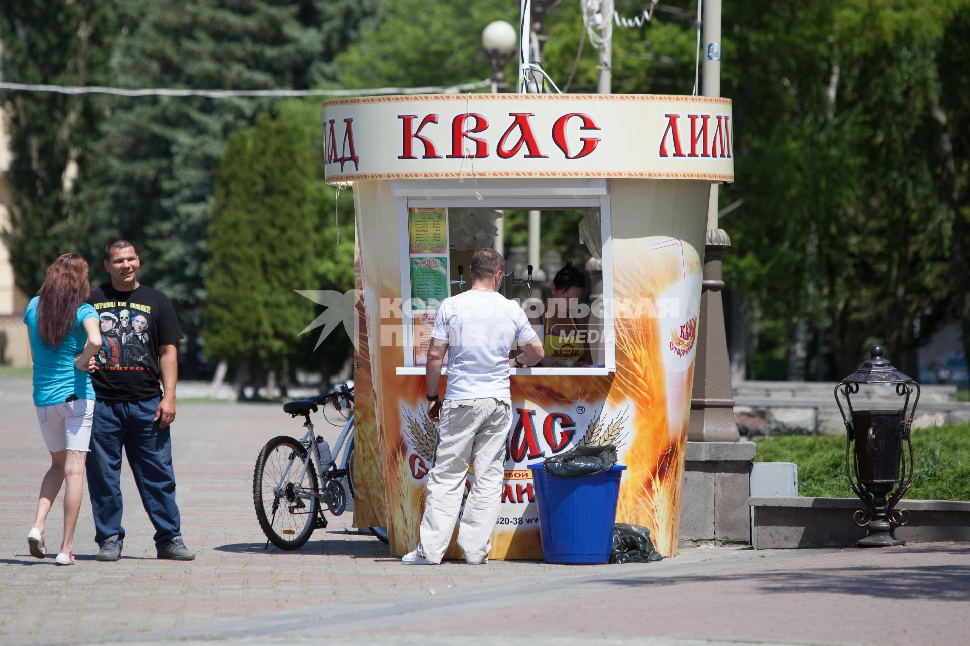 Ставрополь. Мужчина покупает квас.