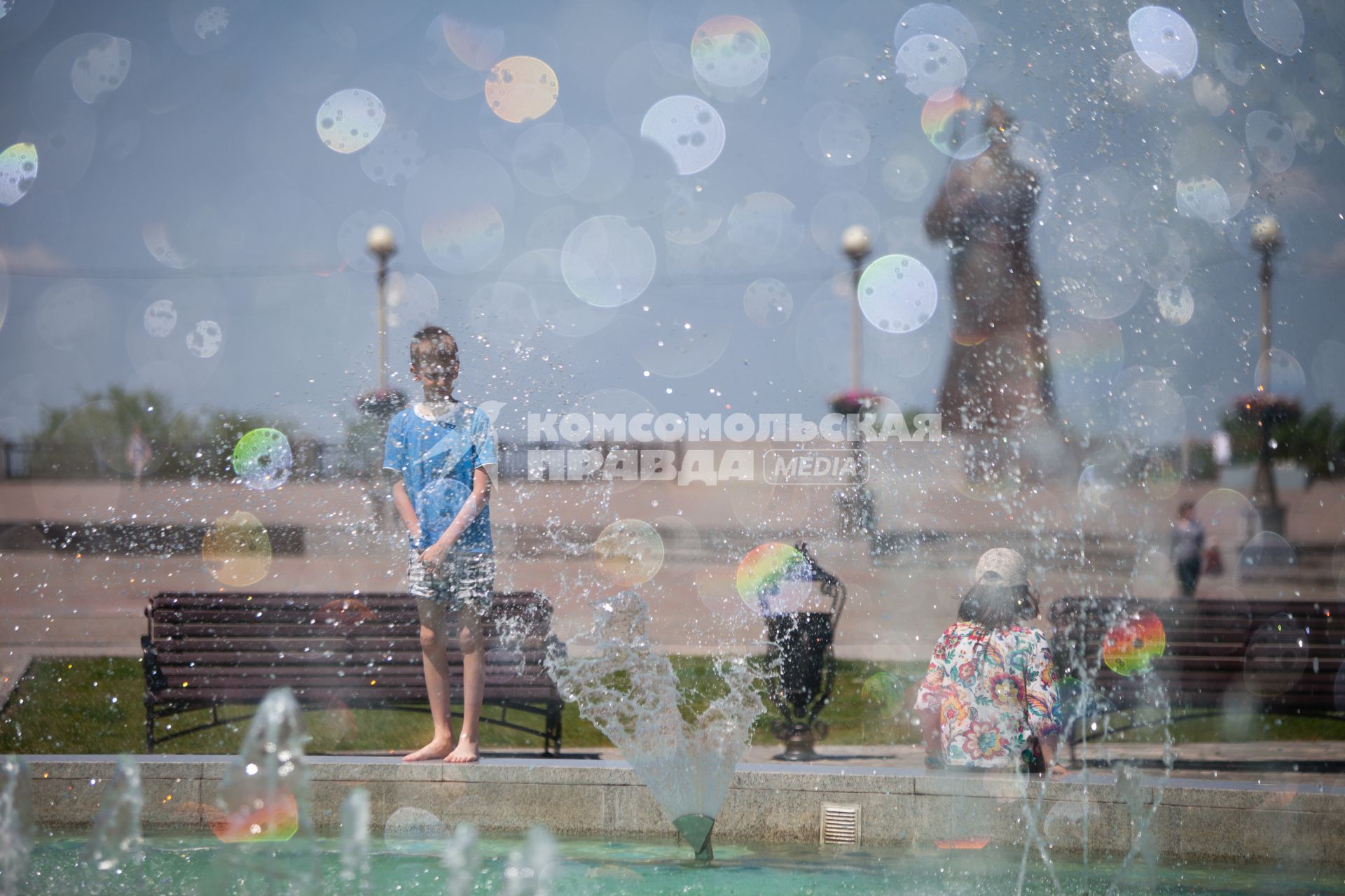Ставрополь. Дети отдыхают у фонтана во время жары.