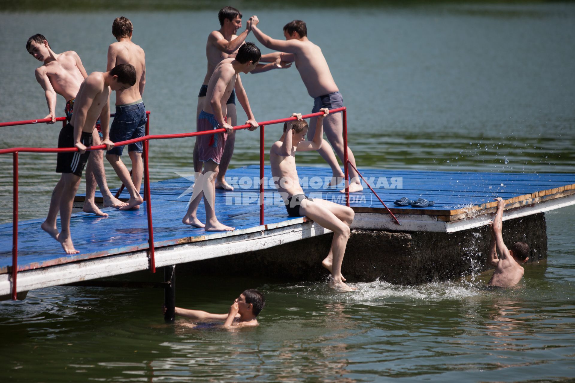 Ставрополь. Молодые люди купаются в водоеме.