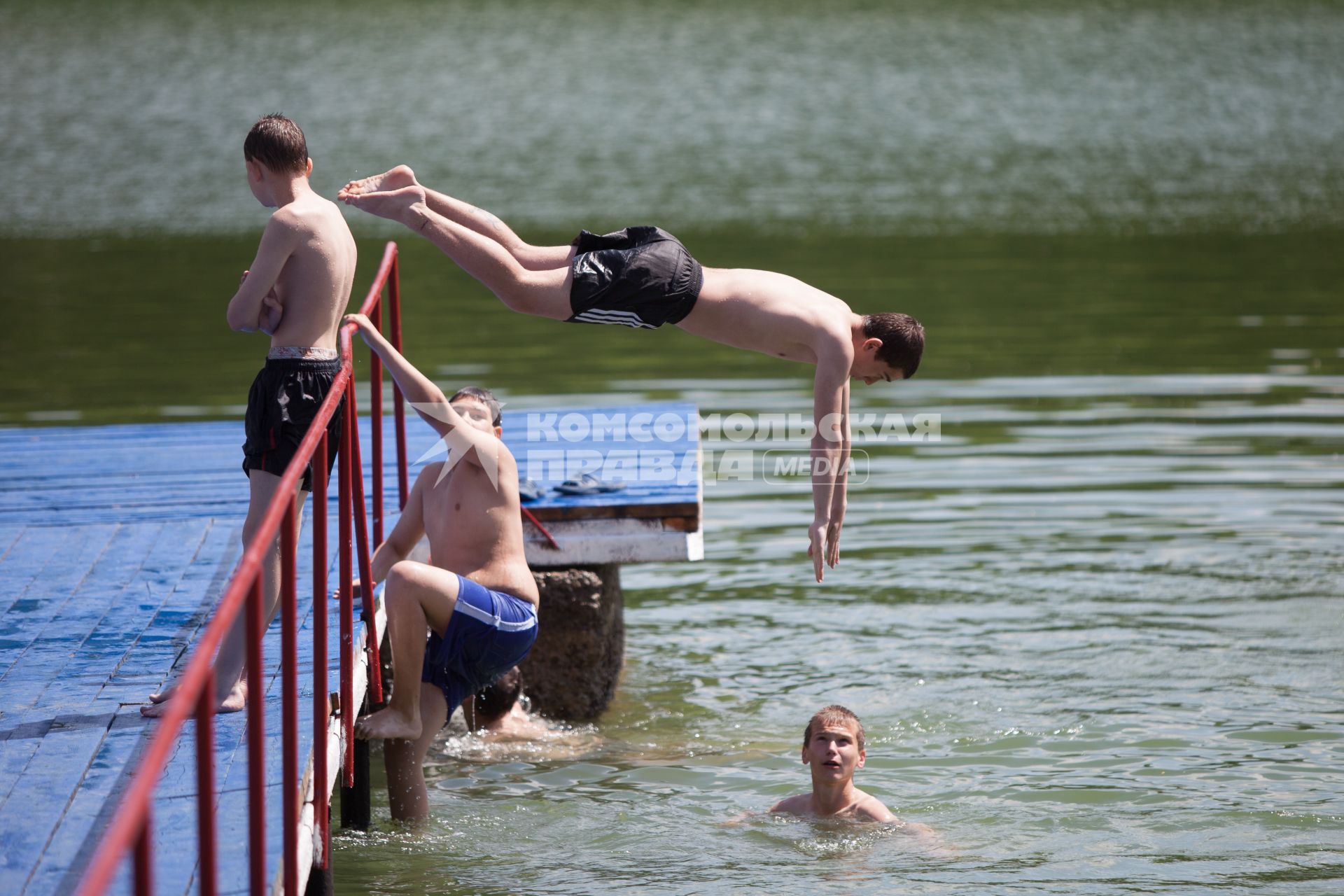 Ставрополь. Молодые люди купаются в водоеме.