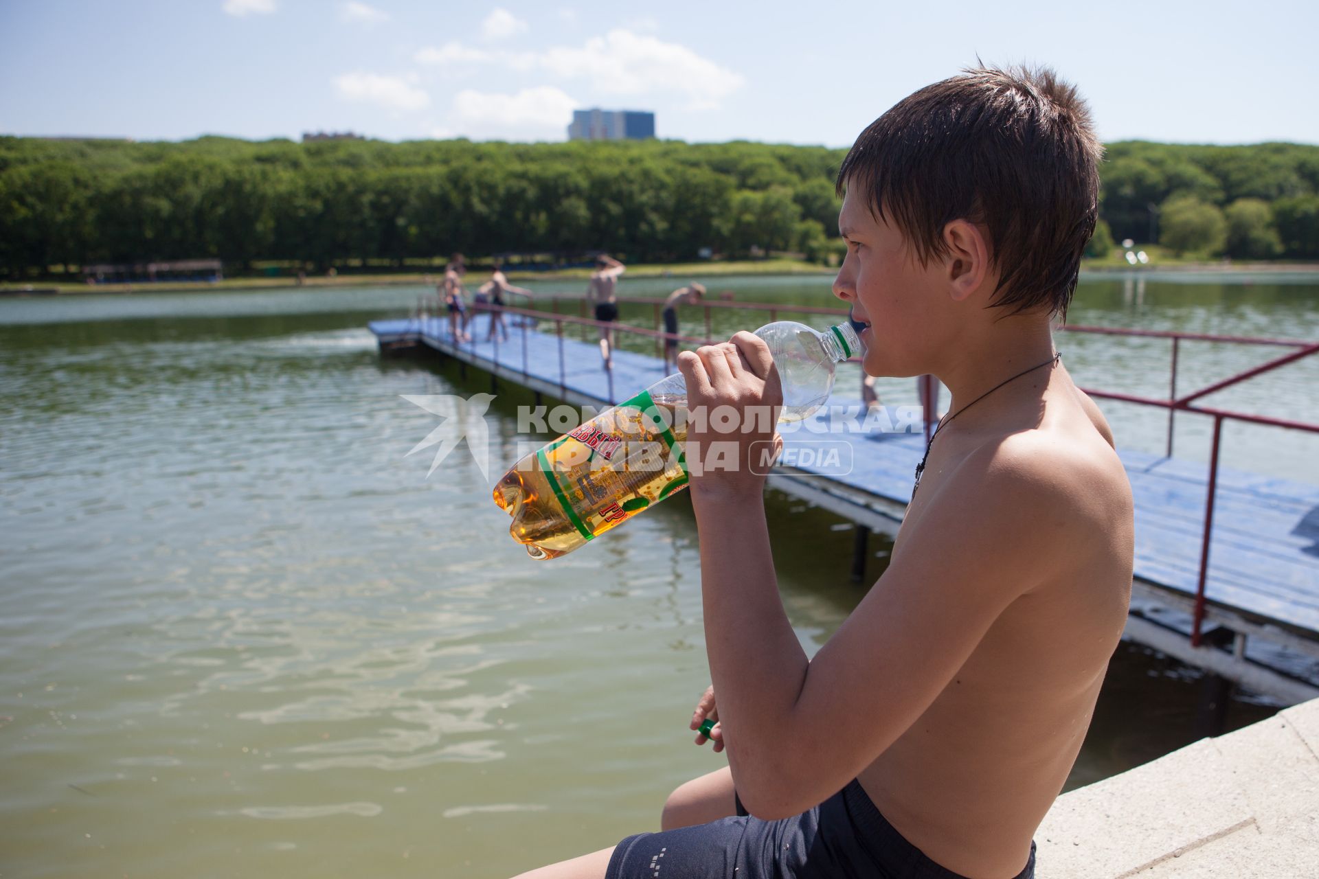 Ставрополь. Мальчик пьет газированный напиток из пластиковой бутылки.