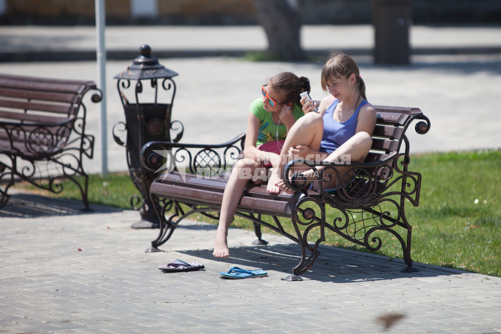 Ставрополь. Девочки отдыхают на скамейке в парке.