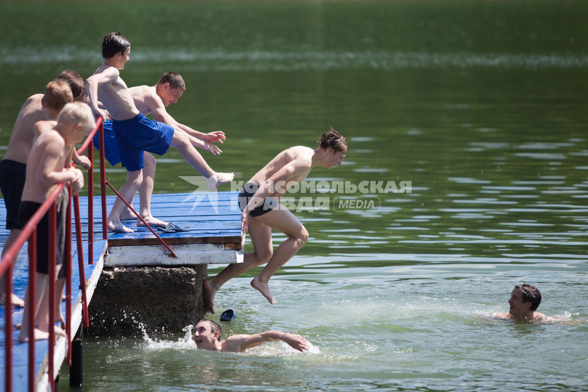 Ставрополь. Молодые люди купаются в водоеме.