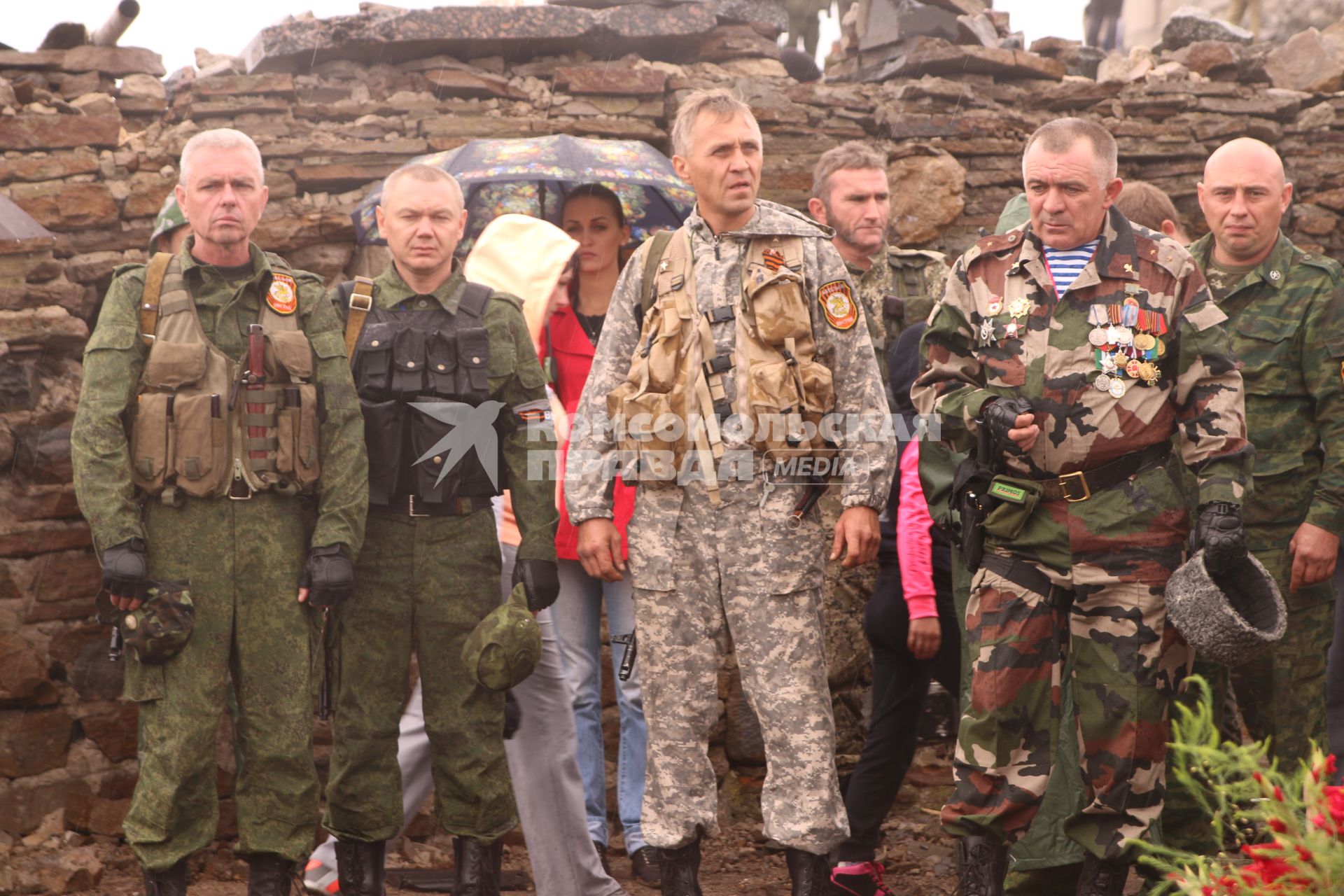 Украина. Донецкая область. Курган Саур-Могила. 71-ая годовщина освобождения Донбасса от немецко-фашистских захватчиков. Заместитель командира батальона `Восток` позывной `Душман` Юрий Проценко (справа).