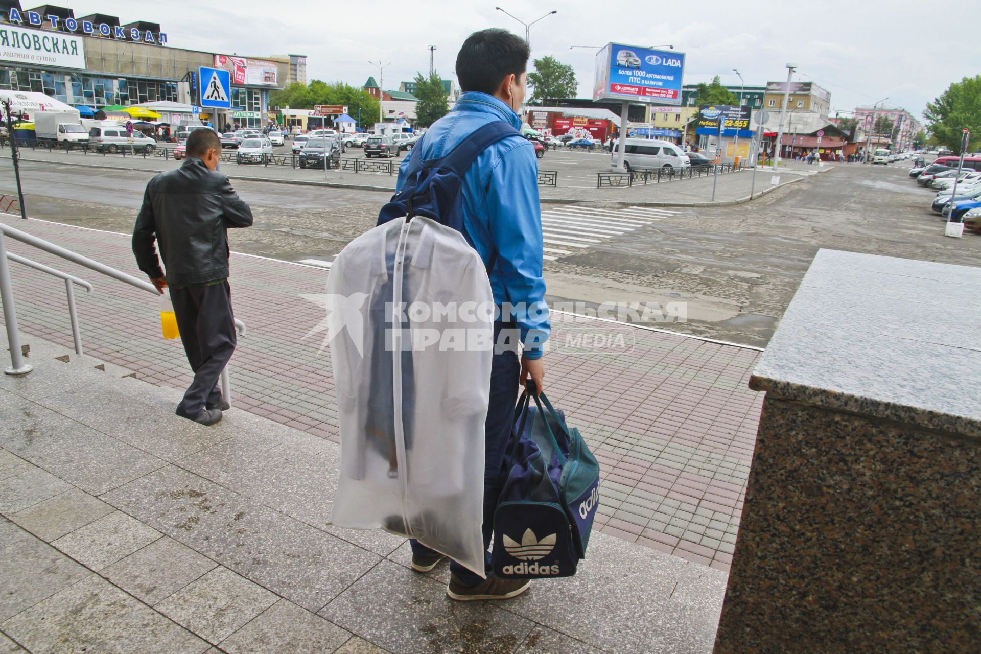 Барнаул. Приезжий на выходе из железнодорожного вокзалеа.