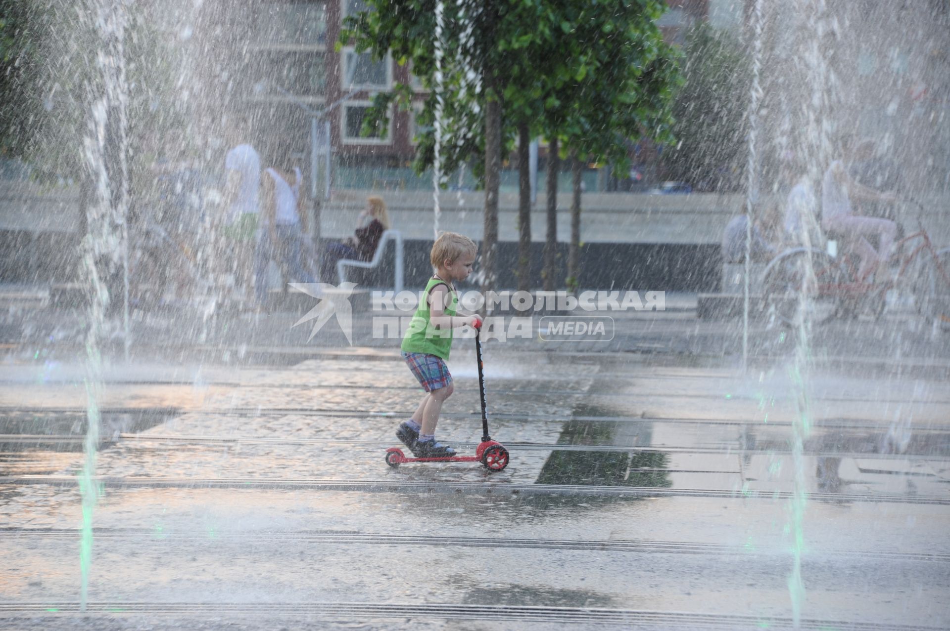 Москва. Парк искусств `Музеон`. Мальчик на самокате у фонтана.