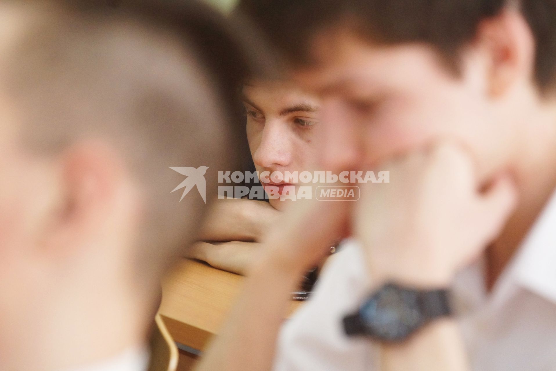 Учащиеся 11-х классов во время сдачи ЕГЭ по русскому языку. Школа №208. Екатеринбург
