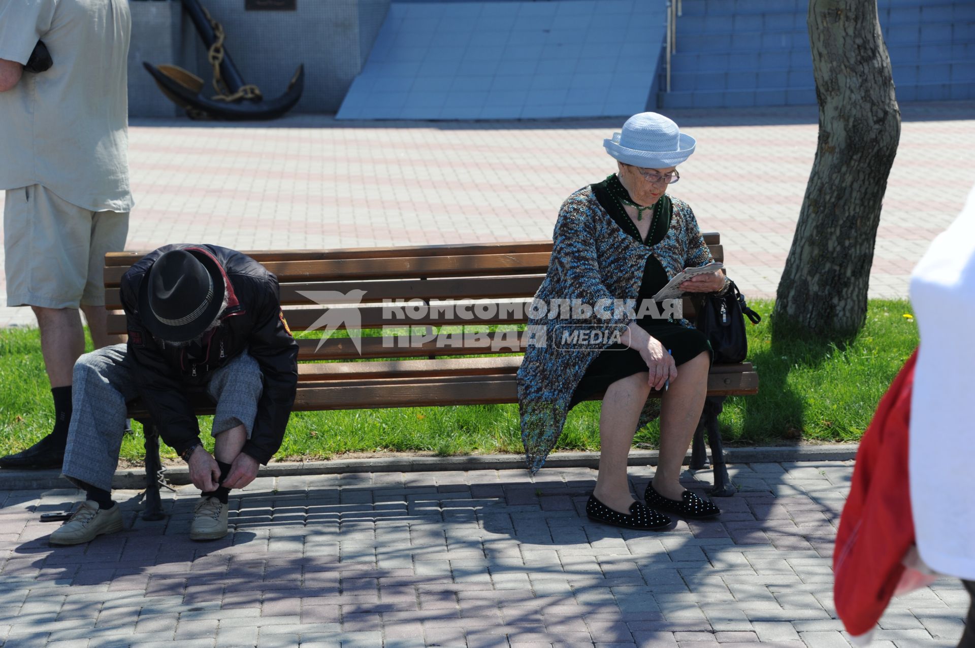 Геленджик. Люди сидят на лавочке.