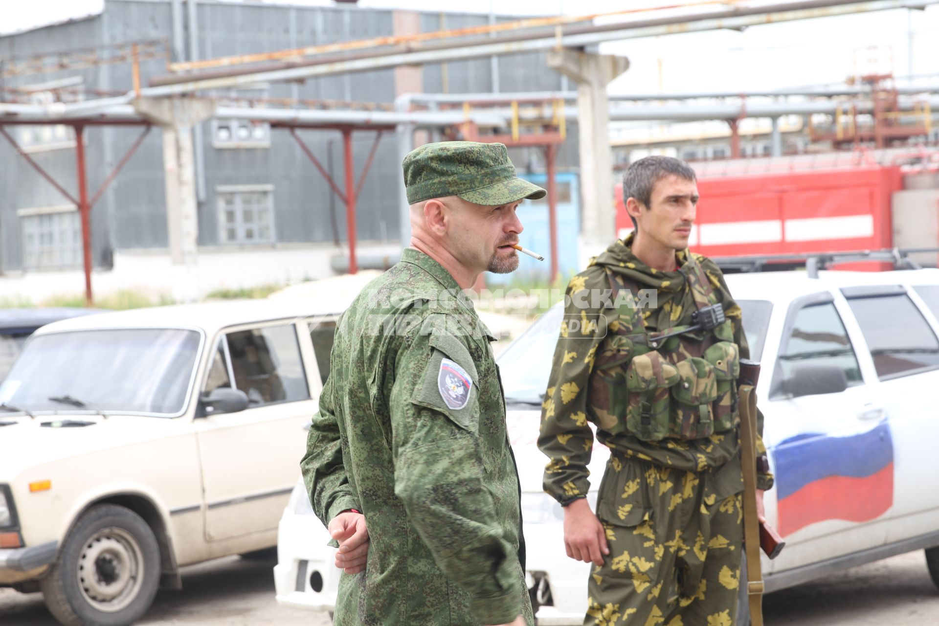 Лисичанск. Батальон `Призрак`. На снимке: один из лидеров луганского ополчения Алексей Мозговой (слева).