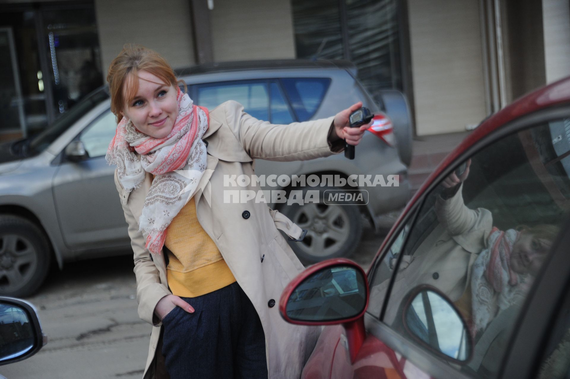 Москва. Девушка ставит автомобиль на сигнализацию.